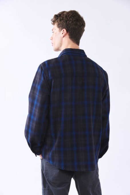 Camisaco. Cuello americano. Botones con hojala para cerrar al frente. Botón delantero superior derecho con boton para cerrar. Calce Relax. Composición: 100% Algodón. Hecho en Argentina.