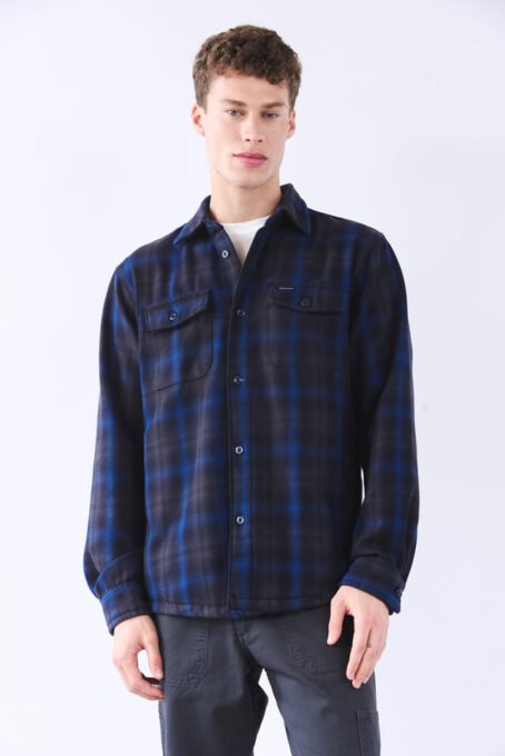 Camisaco. Cuello americano. Botones con hojala para cerrar al frente. Botón delantero superior derecho con boton para cerrar. Calce Relax. Composición: 100% Algodón. Hecho en Argentina.