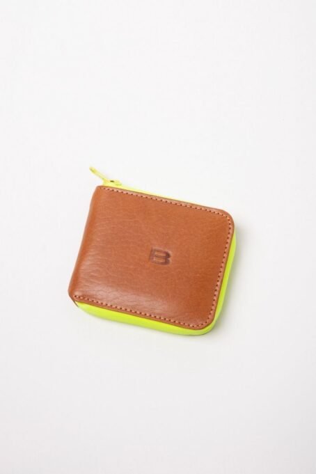 Billetera de cuero 100%natural grabado con logo de la marca. Cierre impermeable a contratono. Compartimientos para tarjetas en el interior- Medidas: 10x12 cm