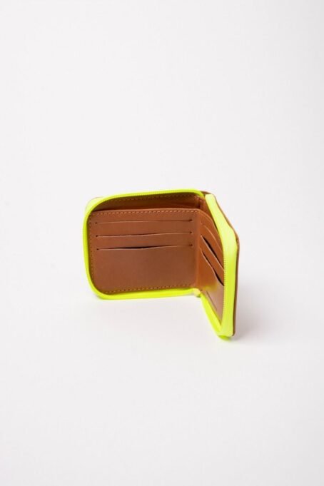 Billetera de cuero 100%natural grabado con logo de la marca. Cierre impermeable a contratono. Compartimientos para tarjetas en el interior- Medidas: 10x12 cm