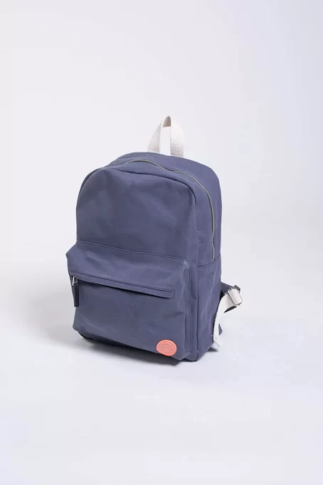 Mochila de lona 100% algodon, detalles en cuero, con divisi�n interna para pc y etiqueta de goma personalizada en bolsillo.
