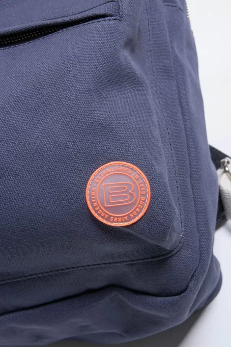 Mochila de lona 100% algodon, detalles en cuero, con divisi�n interna para pc y etiqueta de goma personalizada en bolsillo.
