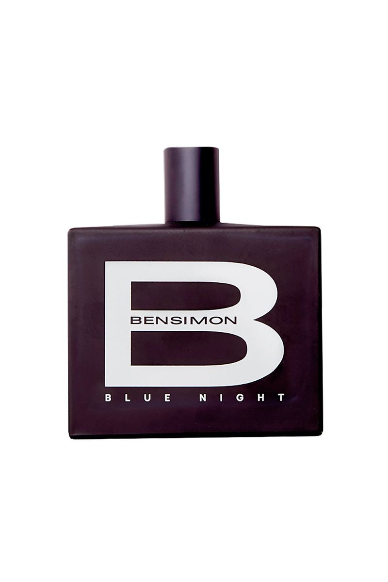 El frasco representa a la marca con la B como insignia del estilo BENSIMON; lo urbano, lo casual y lo moderno, el perfume masculino BLUE NIGHT PARFUM , es una composición olfativa de alto voltaje todavía más electrizante. Auténtica y misteriosa, esta fragancia es toda una experiencia olfativa, es un halo AROMÁTICO AMADERADO, cannabis, pimienta negra, cuero, pomelo y cáñamo. Tres notas sorprendentes y opuestas que confieren un carácter diferente.