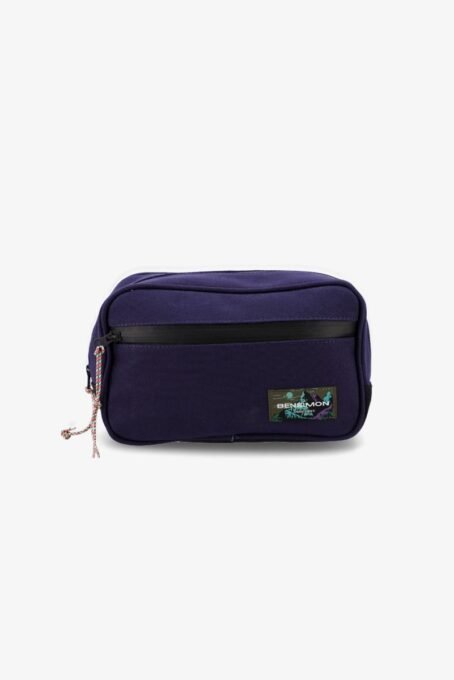 Riñonera combinada, confeccionada en Lona de algodon a dos colores. Acceso y bolsillo con cierres engomados. Correas regulables con cinta personalizada. Etiqueta en el frente.